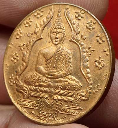 เหรียญพระแก้วมรกต ฉลองกรุงรัตนโกสินทร์ 150ปี ปี2475 บล็อคลึก เนื้อทองแดง ผิวไฟเกือบเต็ม เหรียญพระแก้วมรกต ฉลองกรุงรัตนโกสินทร์ 150ปี ปี2475 บล็อคลึก เนื้อทองแดง ผิวไฟเกือบเต็ม