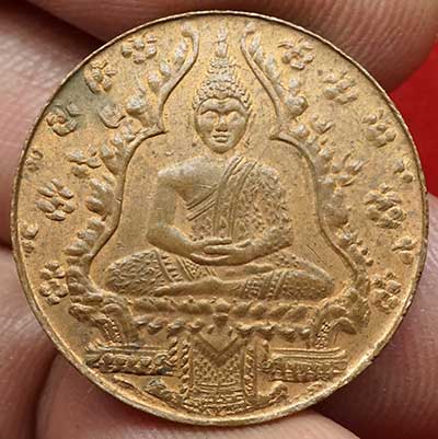 เหรียญพระแก้วมรกต ฉลองกรุงรัตนโกสินทร์ 150ปี ปี2475 บล็อคลึก เนื้อทองแดง ผิวไฟยังพอมี เหรียญพระแก้วมรกต ฉลองกรุงรัตนโกสินทร์ 150ปี ปี2475 บล็อคลึก เนื้อทองแดง ผิวไฟยังพอมี