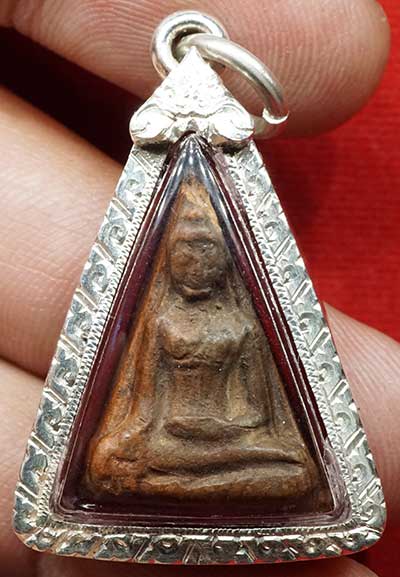 พระนางพญา เนื้อดิน หลวงปู่โต๊ะ วัดประดู่ฉิมพลี กรุงเทพ ปี2472 พิมพ์มีหน้ามีตา บิ่นปลายบนบาง ๆ พร้อมเลี่ยมเงินจับขอบ พระนางพญา เนื้อดิน หลวงปู่โต๊ะ วัดประดู่ฉิมพลี กรุงเทพ ปี2472 พิมพ์มีหน้ามีตา บิ่นปลายบนบาง ๆ พร้อมเลี่ยมเงินจับขอบ