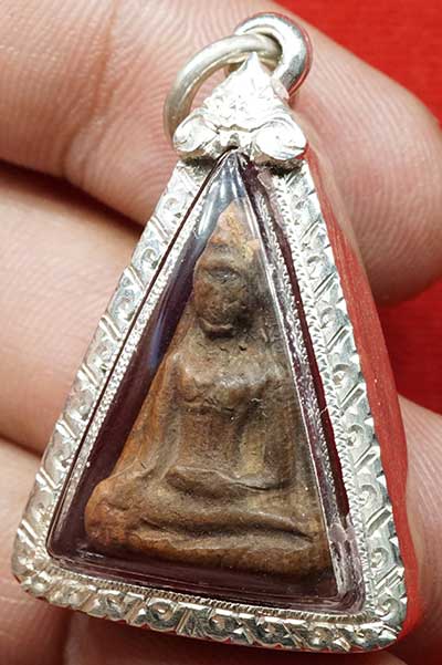 พระนางพญา เนื้อดิน หลวงปู่โต๊ะ วัดประดู่ฉิมพลี กรุงเทพ ปี2472 พิมพ์มีหน้ามีตา บิ่นปลายบนบาง ๆ พร้อมเลี่ยมเงินจับขอบ พระนางพญา เนื้อดิน หลวงปู่โต๊ะ วัดประดู่ฉิมพลี กรุงเทพ ปี2472 พิมพ์มีหน้ามีตา บิ่นปลายบนบาง ๆ พร้อมเลี่ยมเงินจับขอบ
