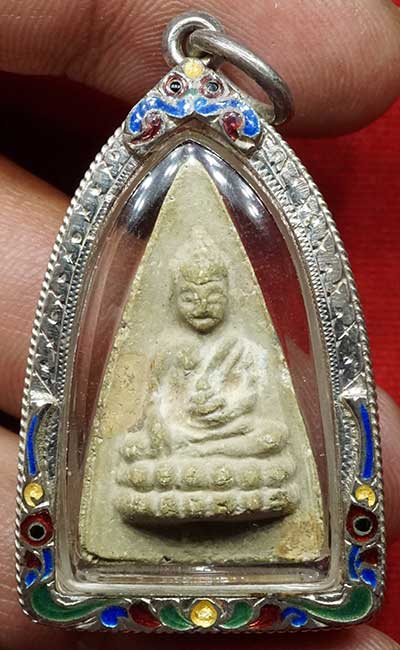 พระพิมพ์พุทโธน้อย เนื้อผง แม่ชีบุญเรือน วัดอาวุธวิกสิตาราม กรุงเทพ ปี2494 พิมพ์ใหญ่ ติ่งใต้บัว พร้อมเลี่ยมเงินลงยา พระพิมพ์พุทโธน้อย เนื้อผง แม่ชีบุญเรือน วัดอาวุธวิกสิตาราม กรุงเทพ ปี2494 พิมพ์ใหญ่ ติ่งใต้บัว พร้อมเลี่ยมเงินลงยา