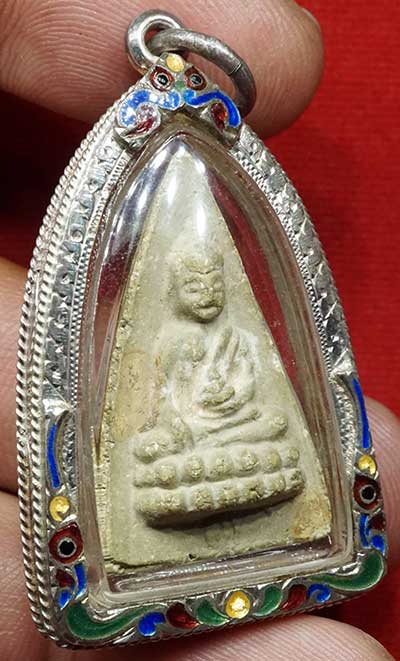 พระพิมพ์พุทโธน้อย เนื้อผง แม่ชีบุญเรือน วัดอาวุธวิกสิตาราม กรุงเทพ ปี2494 พิมพ์ใหญ่ ติ่งใต้บัว พร้อมเลี่ยมเงินลงยา พระพิมพ์พุทโธน้อย เนื้อผง แม่ชีบุญเรือน วัดอาวุธวิกสิตาราม กรุงเทพ ปี2494 พิมพ์ใหญ่ ติ่งใต้บัว พร้อมเลี่ยมเงินลงยา
