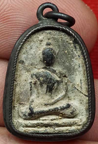 พระพิมพ์วัดท้ายตลาด กรุวัดท้ายตลาด (วัดโมลีโลกยาราม) กรุงเทพ ปี2362 พิมพ์เล็บมือ เนื้อผงใบลาน (หักชำรุด) พร้อมเลี่ยมเงินเก่า พระพิมพ์วัดท้ายตลาด กรุวัดท้ายตลาด (วัดโมลีโลกยาราม) กรุงเทพ ปี2362 พิมพ์เล็บมือ เนื้อผงใบลาน (หักชำรุด) พร้อมเลี่ยมเงินเก่า