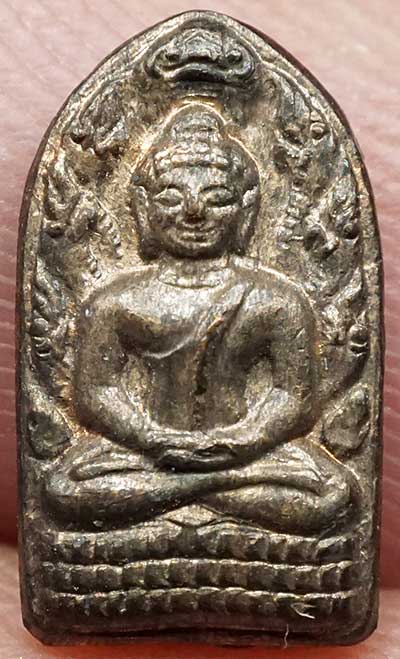 พระปรกใบมะขาม รุ่นแรก สมเด็จพระญาณสังวร วัดบวรนิเวศวิหาร กรุงเทพ ปี2529 เนื้อนวโลหะ พร้อมกล่องเดิม พระปรกใบมะขาม รุ่นแรก สมเด็จพระญาณสังวร วัดบวรนิเวศวิหาร กรุงเทพ ปี2529 เนื้อนวโลหะ พร้อมกล่องเดิม