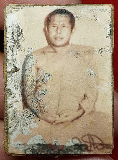 พระสมเด็จแหวกม่าน หลวงพ่อยงยุทธ วัดเขาไม้แดง จ.ชลบุรี ผิวเคลือบเก่า ฝังพลอยแดง หลังรูปถ่ายพร้อมลายเซนต์ พระสมเด็จแหวกม่าน หลวงพ่อยงยุทธ วัดเขาไม้แดง จ.ชลบุรี ผิวเคลือบเก่า ฝังพลอยแดง หลังรูปถ่ายพร้อมลายเซนต์