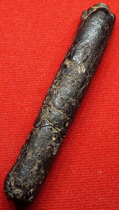 ตะกรุดพอกครั่ง หลวงพ่อทองสุข วัดโตนดหลวง จ.เพชรบุรี เนื้อทองแดง ยาว 2.5 นิ้ว ประมาณปี 2485-2500