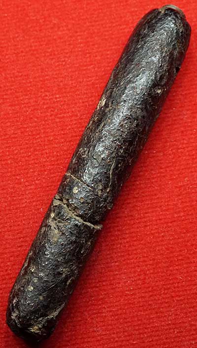 ตะกรุดพอกครั่ง หลวงพ่อทองสุข วัดโตนดหลวง จ.เพชรบุรี เนื้อทองแดง ยาว 2.5 นิ้ว ประมาณปี 2485-2500