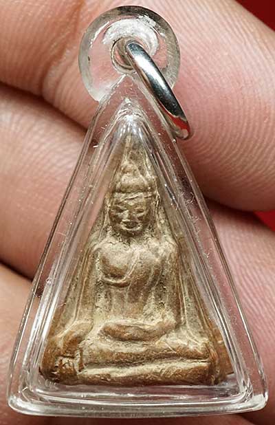 พระนางพญา เนื้อดิน หลวงปู่โต๊ะ วัดประดู่ฉิมพลี กรุงเทพ ปี2472 พิมพ์มีหน้ามีตา พร้อมเลี่ยมกันน้ำ (พระมีบิ่นขอบล่างขวาเล็กน้อย เยื้องมาด้านหลัง) พระนางพญา เนื้อดิน หลวงปู่โต๊ะ วัดประดู่ฉิมพลี กรุงเทพ ปี2472 พิมพ์มีหน้ามีตา พร้อมเลี่ยมกันน้ำ (พระมีบิ่นขอบล่างขวาเล็กน้อย เยื้องมาด้านหลัง)
