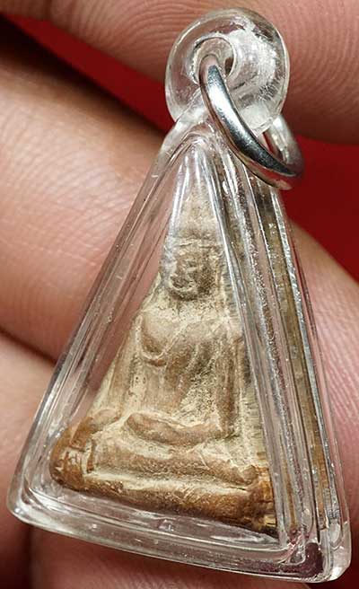 พระนางพญา เนื้อดิน หลวงปู่โต๊ะ วัดประดู่ฉิมพลี กรุงเทพ ปี2472 พิมพ์มีหน้ามีตา พร้อมเลี่ยมกันน้ำ (พระมีบิ่นขอบล่างขวาเล็กน้อย เยื้องมาด้านหลัง) พระนางพญา เนื้อดิน หลวงปู่โต๊ะ วัดประดู่ฉิมพลี กรุงเทพ ปี2472 พิมพ์มีหน้ามีตา พร้อมเลี่ยมกันน้ำ (พระมีบิ่นขอบล่างขวาเล็กน้อย เยื้องมาด้านหลัง)