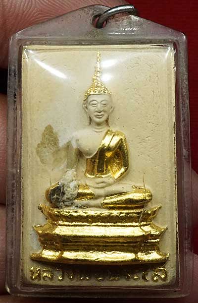 พระผงหลวงพ่อพระใส วัดโพธิ์ชัย จ.หนองคาย ปี2520 (รุ่นเครื่องบินตก) พิมพ์ใหญ่ เนื้อเหลือง ปิดทองเดิม พร้อมเลี่ยมกันน้ำ (มีชำรุดช่วงแขนขวา) พระผงหลวงพ่อพระใส วัดโพธิ์ชัย จ.หนองคาย ปี2520 (รุ่นเครื่องบินตก) พิมพ์ใหญ่ เนื้อเหลือง ปิดทองเดิม พร้อมเลี่ยมกันน้ำ (มีชำรุดช่วงแขนขวา)