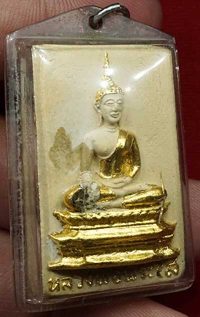 พระผงหลวงพ่อพระใส วัดโพธิ์ชัย จ.หนองคาย ปี2520 (รุ่นเครื่องบินตก) พิมพ์ใหญ่ เนื้อเหลือง ปิดทองเดิม พร้อมเลี่ยมกันน้ำ (มีชำรุดช่วงแขนขวา) พระผงหลวงพ่อพระใส วัดโพธิ์ชัย จ.หนองคาย ปี2520 (รุ่นเครื่องบินตก) พิมพ์ใหญ่ เนื้อเหลือง ปิดทองเดิม พร้อมเลี่ยมกันน้ำ (มีชำรุดช่วงแขนขวา)