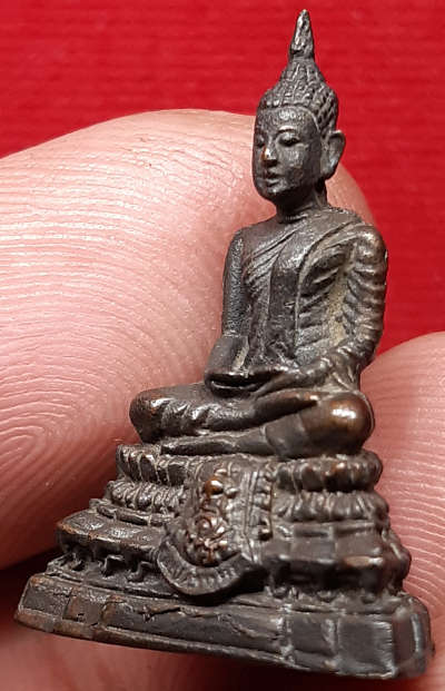 พระมหาพุทธพิมพ์อุดกริ่ง วัดไชโยวรวิหาร (วัดเกษไชโย) อ.อ่างทอง รุ่นอนุสรณ์ 190ปี ชาตะ สมเด็จพุฒาจารย์โต ปี2521 เม็ดอุดยันต์ดวง (ชาตะ) เนื้อทองแดงรมดำ