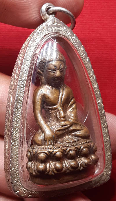 พระกริ่งมหาสิทธิโชค พิมพ์หน้าเล็ก วัดประสาทบุญญวาส กรุงเทพ ปี2506 เนื้อแดงมันเทศ ไม่ตอกโค๊ด พร้อมเลี่ยมเงินจับขอบ กริ่งดังกังวาล พระกริ่งมหาสิทธิโชค พิมพ์หน้าเล็ก วัดประสาทบุญญวาส กรุงเทพ ปี2506 เนื้อแดงมันเทศ ไม่ตอกโค๊ด พร้อมเลี่ยมเงินจับขอบ กริ่งดังกังวาล