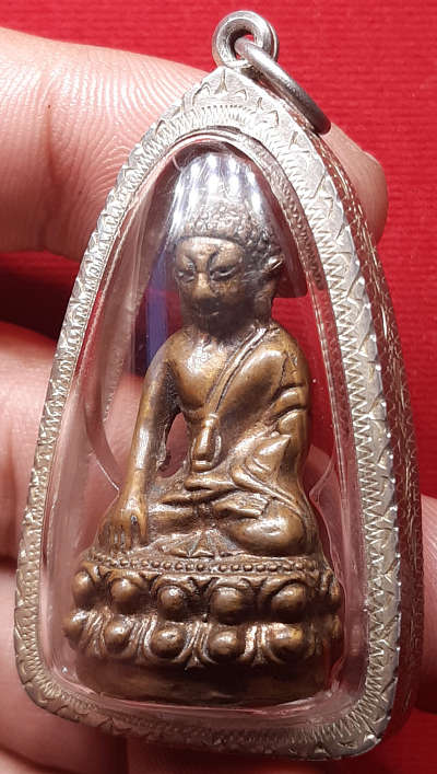 พระกริ่งมหาสิทธิโชค พิมพ์หน้าเล็ก วัดประสาทบุญญวาส กรุงเทพ ปี2506 เนื้อแดงมันเทศ ไม่ตอกโค๊ด พร้อมเลี่ยมเงินจับขอบ กริ่งดังกังวาล พระกริ่งมหาสิทธิโชค พิมพ์หน้าเล็ก วัดประสาทบุญญวาส กรุงเทพ ปี2506 เนื้อแดงมันเทศ ไม่ตอกโค๊ด พร้อมเลี่ยมเงินจับขอบ กริ่งดังกังวาล