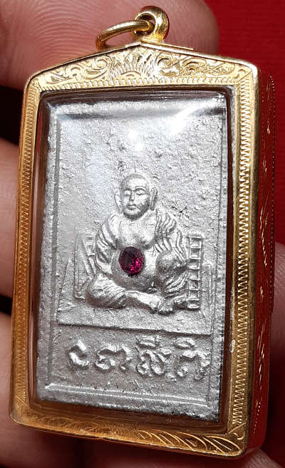 สมเด็จไพ่ป็อก รุ่น 2 นะชาลีติ หลวงพ่อผินะ วัดสนมลาว จ.สระบุรี ปี2530 หลังฝังพลอย พร้อมเลี่ยมทองขึ้นลายหน้าทองคำขาว สมเด็จไพ่ป็อก รุ่น 2 นะชาลีติ หลวงพ่อผินะ วัดสนมลาว จ.สระบุรี ปี2530 หลังฝังพลอย พร้อมเลี่ยมทองขึ้นลายหน้าทองคำขาว