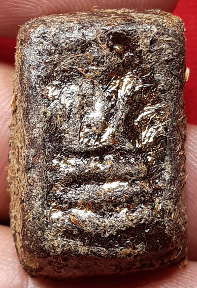 สมเด็จเนื้อชานหมาก หลวงปู่หงษ์ พรหมปัญโญ วัดเพชรบุรี (สุสานทุ่งมน) จ.สุรินทร์ หลังรูปถ่ายหน้าประตูโบสถ์ ประมาณปี 2541 สมเด็จเนื้อชานหมาก หลวงปู่หงษ์ พรหมปัญโญ วัดเพชรบุรี (สุสานทุ่งมน) จ.สุรินทร์ หลังรูปถ่ายหน้าประตูโบสถ์ ประมาณปี 2541