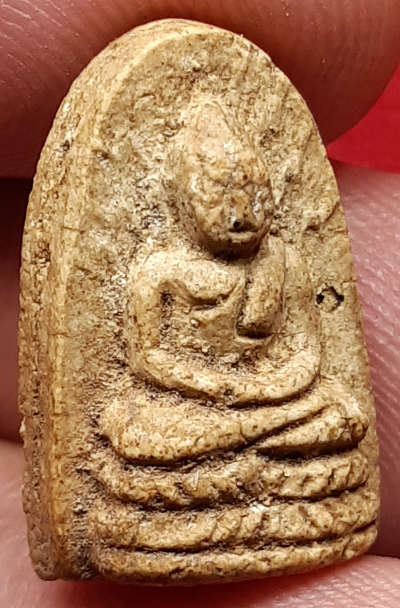 พระรอดละโว้ วัดกำแพง จ.ลพบุรี เนื้อผง (เนื้อเหลืองเข้มมีหน้ามีตา) ปี2482 หลวงพ่อเดิม วัดหนองโพ ร่วมเสก พระรอดละโว้ วัดกำแพง จ.ลพบุรี เนื้อผง (เนื้อเหลืองเข้มมีหน้ามีตา) ปี2482 หลวงพ่อเดิม วัดหนองโพ ร่วมเสก