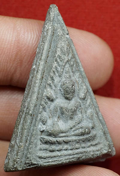 ชินราชสามเหลี่ยม เนื้อผง วัดประสาทบุญญาวาส กรุงเทพ ปี2506 เนื้อดำ มวลสารสมเด็จบางขุนพรหม ชินราชสามเหลี่ยม เนื้อผง วัดประสาทบุญญาวาส กรุงเทพ ปี2506 เนื้อดำ มวลสารสมเด็จบางขุนพรหม