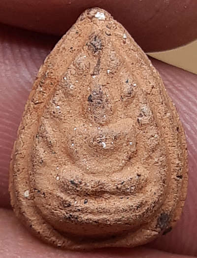 พระผงพิมพ์กลีบบัว พระครูใบฎีกาเกลี้ยง วัดสุทัศน์ กรุงเทพ ปี 247x - 248x เนื้อดินผสมผง พระผงพิมพ์กลีบบัว พระครูใบฎีกาเกลี้ยง วัดสุทัศน์ กรุงเทพ ปี 247x - 248x เนื้อดินผสมผง