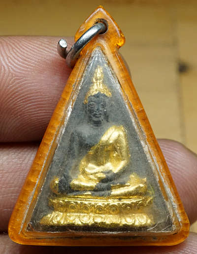 พระนางพญางิ้วดำ รุ่นแรก หลวงพ่อทองดำ วัดถ้ำตะเพียนทอง จ.ลพบุรี ปี2520 ลงทองเดิม พร้อมเลี่ยมเก่า พระนางพญางิ้วดำ รุ่นแรก หลวงพ่อทองดำ วัดถ้ำตะเพียนทอง จ.ลพบุรี ปี2520 ลงทองเดิม พร้อมเลี่ยมเก่า