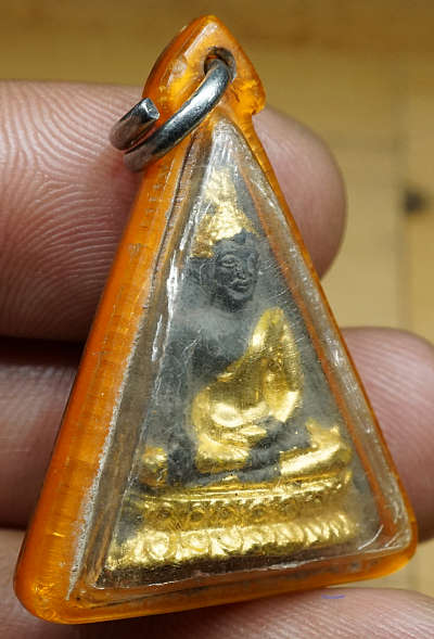 พระนางพญางิ้วดำ รุ่นแรก หลวงพ่อทองดำ วัดถ้ำตะเพียนทอง จ.ลพบุรี ปี2520 ลงทองเดิม พร้อมเลี่ยมเก่า พระนางพญางิ้วดำ รุ่นแรก หลวงพ่อทองดำ วัดถ้ำตะเพียนทอง จ.ลพบุรี ปี2520 ลงทองเดิม พร้อมเลี่ยมเก่า