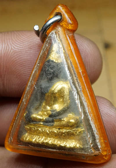 พระนางพญางิ้วดำ รุ่นแรก หลวงพ่อทองดำ วัดถ้ำตะเพียนทอง จ.ลพบุรี ปี2520 ลงทองเดิม พร้อมเลี่ยมเก่า พระนางพญางิ้วดำ รุ่นแรก หลวงพ่อทองดำ วัดถ้ำตะเพียนทอง จ.ลพบุรี ปี2520 ลงทองเดิม พร้อมเลี่ยมเก่า