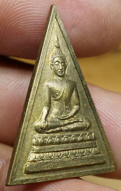 เหรียญพระพุทธสามเหลี่ยม หลวงพ่อยี วัดดงตาก้อนทอง (วัดอภัยสุพรรณภูมิ) จ.พิษณุโลก ปี2505 เนื้อฝาบาตร