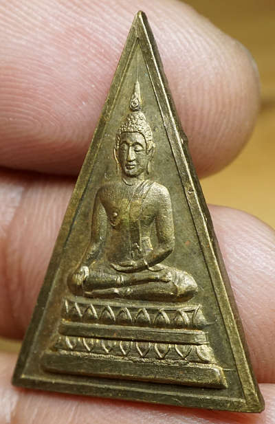 เหรียญพระพุทธสามเหลี่ยม หลวงพ่อยี วัดดงตาก้อนทอง (วัดอภัยสุพรรณภูมิ) จ.พิษณุโลก ปี2505 เนื้อฝาบาตร