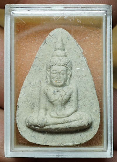 พระพิมพ์หยดน้ำวัดตะไกร หลวงปู่ดู่ วัดสะแก จ.อยุธยา ประมาณปี 2520 เนื้อผง (ขอบหลังมีรอยปริจากการเซ็ตตัว) พระพิมพ์หยดน้ำวัดตะไกร หลวงปู่ดู่ วัดสะแก จ.อยุธยา ประมาณปี 2520 เนื้อผง (ขอบหลังมีรอยปริจากการเซ็ตตัว)