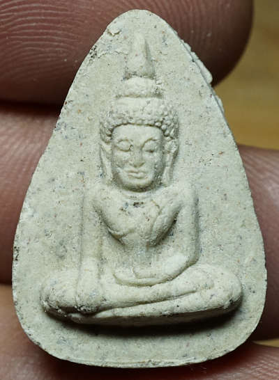 พระพิมพ์หยดน้ำวัดตะไกร หลวงปู่ดู่ วัดสะแก จ.อยุธยา ประมาณปี 2520 เนื้อผง (ขอบหลังมีรอยปริจากการเซ็ตตัว) พระพิมพ์หยดน้ำวัดตะไกร หลวงปู่ดู่ วัดสะแก จ.อยุธยา ประมาณปี 2520 เนื้อผง (ขอบหลังมีรอยปริจากการเซ็ตตัว)