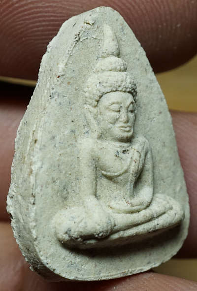 พระพิมพ์หยดน้ำวัดตะไกร หลวงปู่ดู่ วัดสะแก จ.อยุธยา ประมาณปี 2520 เนื้อผง (ขอบหลังมีรอยปริจากการเซ็ตตัว) พระพิมพ์หยดน้ำวัดตะไกร หลวงปู่ดู่ วัดสะแก จ.อยุธยา ประมาณปี 2520 เนื้อผง (ขอบหลังมีรอยปริจากการเซ็ตตัว)