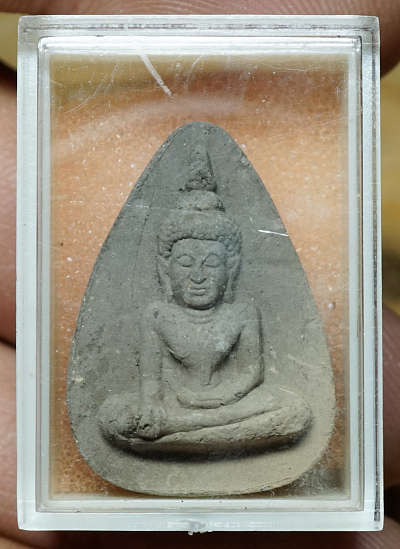 พระพิมพ์หยดน้ำวัดตะไกร หลวงปู่ดู่ วัดสะแก จ.อยุธยา ประมาณปี 2520 เนื้อดิน พระพิมพ์หยดน้ำวัดตะไกร หลวงปู่ดู่ วัดสะแก จ.อยุธยา ประมาณปี 2520 เนื้อดิน