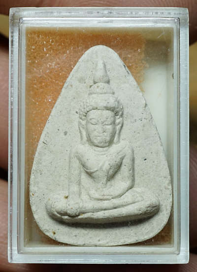 พระพิมพ์หยดน้ำวัดตะไกร หลวงปู่ดู่ วัดสะแก จ.อยุธยา ประมาณปี 2520 เนื้อผง พระพิมพ์หยดน้ำวัดตะไกร หลวงปู่ดู่ วัดสะแก จ.อยุธยา ประมาณปี 2520 เนื้อผง