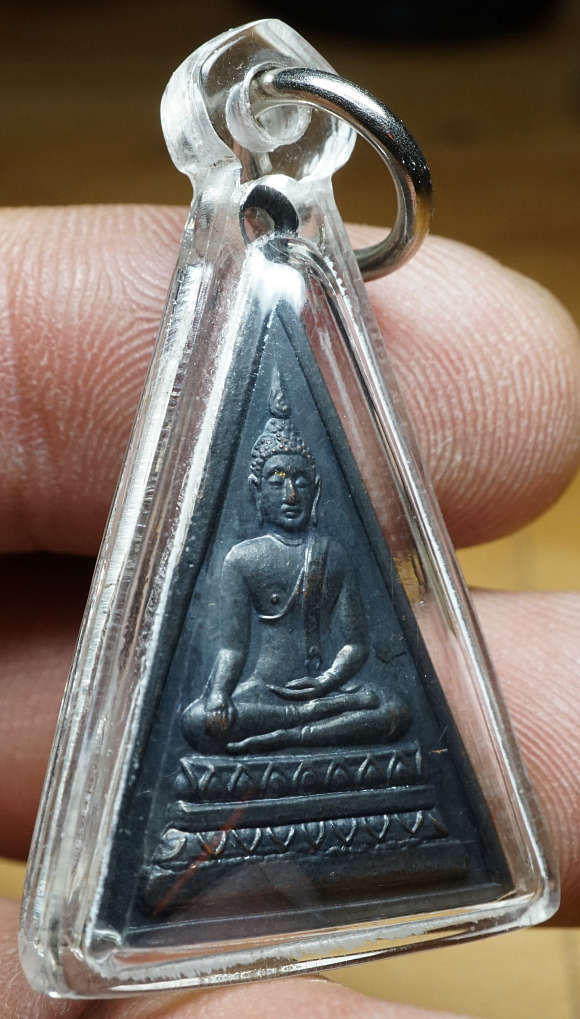 เหรียญพระพุทธสามเหลี่ยม หลวงพ่อยี วัดดงตาก้อนทอง (วัดอภัยสุพรรณภูมิ) จ.พิษณุโลก ปี2505 พิมพ์มีหู เนื้อทองแดงรมดำ เหรียญพระพุทธสามเหลี่ยม หลวงพ่อยี วัดดงตาก้อนทอง (วัดอภัยสุพรรณภูมิ) จ.พิษณุโลก ปี2505 พิมพ์มีหู เนื้อทองแดงรมดำ