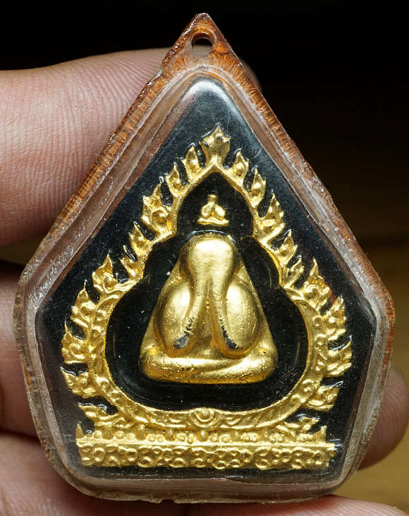 พระปิดตา เจ้าคุณวิเชียร วัดเครือวัลย์ จ.ชลบุรี พิมพ์ห้าเหลี่ยมใหญ่ รุ่นสร้างซุ้มประตู ประมาณปี 2515-19 เนื้อผงลงรักทาทอง พระปิดตา เจ้าคุณวิเชียร วัดเครือวัลย์ จ.ชลบุรี พิมพ์ห้าเหลี่ยมใหญ่ รุ่นสร้างซุ้มประตู ประมาณปี 2515-19 เนื้อผงลงรักทาทอง