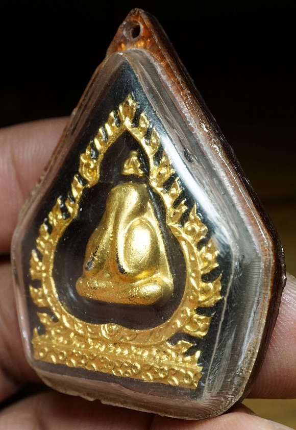พระปิดตา เจ้าคุณวิเชียร วัดเครือวัลย์ จ.ชลบุรี พิมพ์ห้าเหลี่ยมใหญ่ รุ่นสร้างซุ้มประตู ประมาณปี 2515-19 เนื้อผงลงรักทาทอง พระปิดตา เจ้าคุณวิเชียร วัดเครือวัลย์ จ.ชลบุรี พิมพ์ห้าเหลี่ยมใหญ่ รุ่นสร้างซุ้มประตู ประมาณปี 2515-19 เนื้อผงลงรักทาทอง