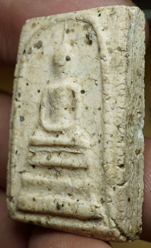 พระสมเด็จหลังลายเซ็นต์ หลวงปู่เทียน วัดโบสถ์ จ.ปทุมธานี ปี2509 มวลสารสมเด็จบางขุนพรหม ไม่สอดตะกรุด (องค์นี้เม็ดมวลสารบางขุนพรหมลอยเด่นชัด) พระสมเด็จหลังลายเซ็นต์ หลวงปู่เทียน วัดโบสถ์ จ.ปทุมธานี ปี2509 มวลสารสมเด็จบางขุนพรหม ไม่สอดตะกรุด (องค์นี้เม็ดมวลสารบางขุนพรหมลอยเด่นชัด)
