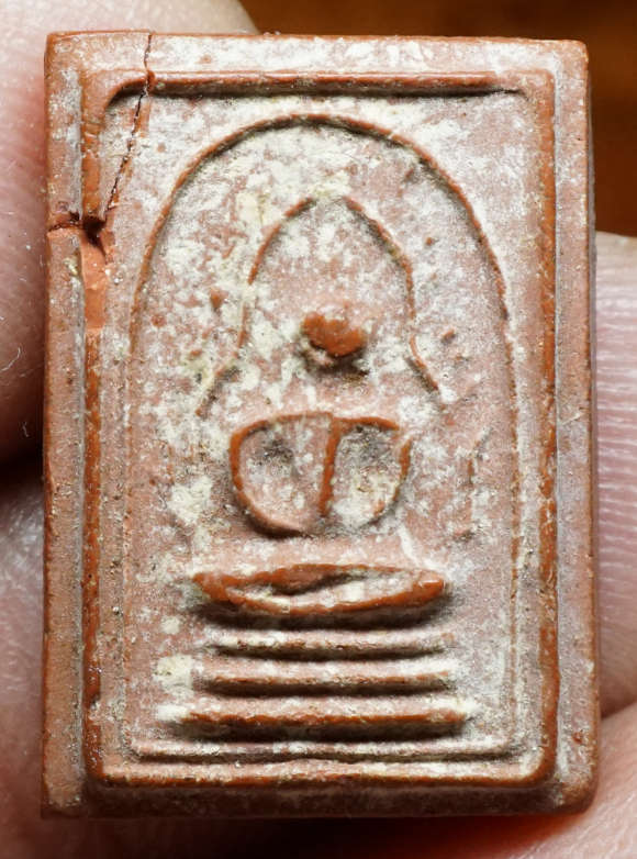 พระมฤคทายวัน หลวงปู่นาค วัดหัวหิน จ.ประจวบคีรีขันธ์ ปี2466 พิมพ์ชินราช (พิมพ์กลาง) หลังยันต์ดวง เนื้อกัลปังหาแดง หลวงพ่อเหลือ วัดสาวชะโงก ร่วมเสก (พระบิ่มมุม)