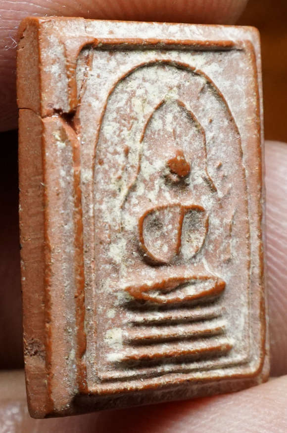 พระมฤคทายวัน หลวงปู่นาค วัดหัวหิน จ.ประจวบคีรีขันธ์ ปี2466 พิมพ์ชินราช (พิมพ์กลาง) หลังยันต์ดวง เนื้อกัลปังหาแดง หลวงพ่อเหลือ วัดสาวชะโงก ร่วมเสก (พระบิ่มมุม)