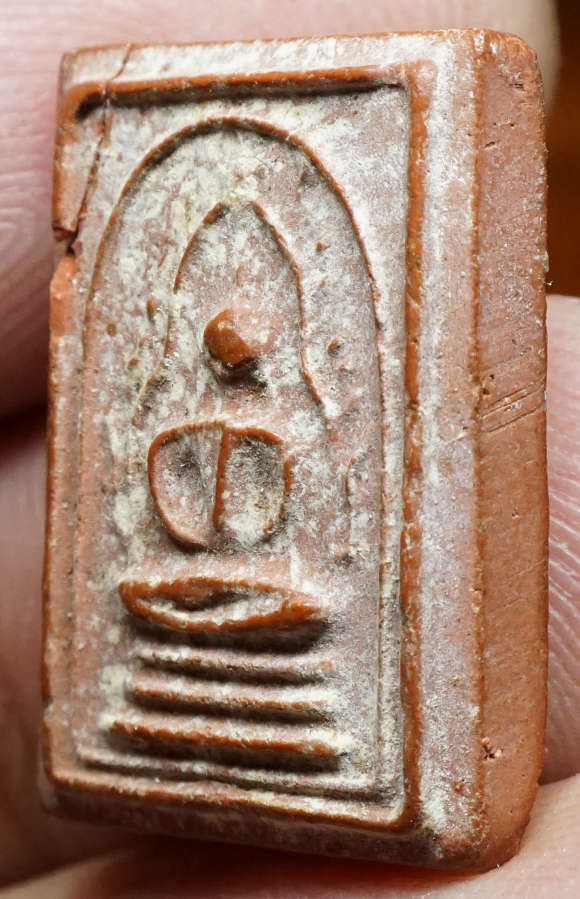 พระมฤคทายวัน หลวงปู่นาค วัดหัวหิน จ.ประจวบคีรีขันธ์ ปี2466 พิมพ์ชินราช (พิมพ์กลาง) หลังยันต์ดวง เนื้อกัลปังหาแดง หลวงพ่อเหลือ วัดสาวชะโงก ร่วมเสก (พระบิ่มมุม)