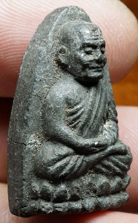 หลวงพ่อทวด วัดช้างไห้ จ.ปัตตานี ปี2524 พิมพ์กลาง เนื้อว่าน เนื้อยอดนิยม