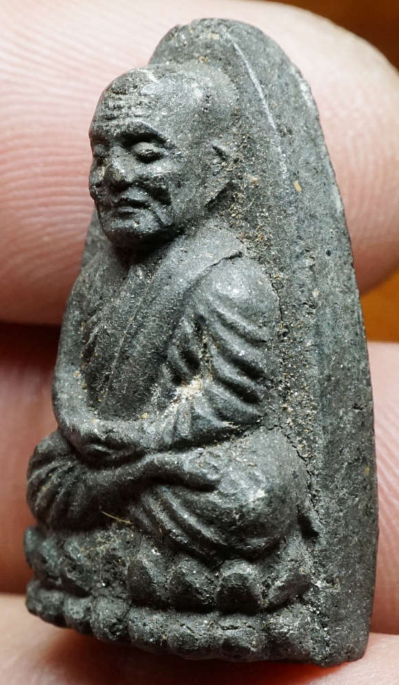 หลวงพ่อทวด วัดช้างไห้ จ.ปัตตานี ปี2524 พิมพ์กลาง เนื้อว่าน เนื้อยอดนิยม