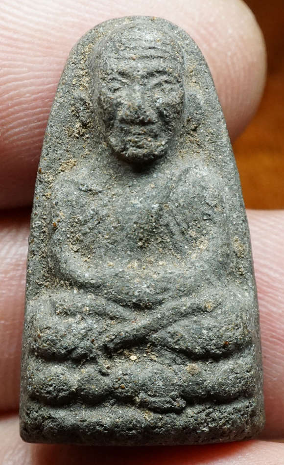 หลวงพ่อทวด วัดพระสิงห์ จ.เชียงใหม่ ปี2506 เนื้อว่าน พิมพ์เล็ก อาจารย์ทิม วัดช้างให้ สร้างถวาย ปลุกเสก 2 วาระ พิธีหลังพร้อมพระกริ่งนเรศวรเมืองงาย ปี2512 ปิดทองเดิม