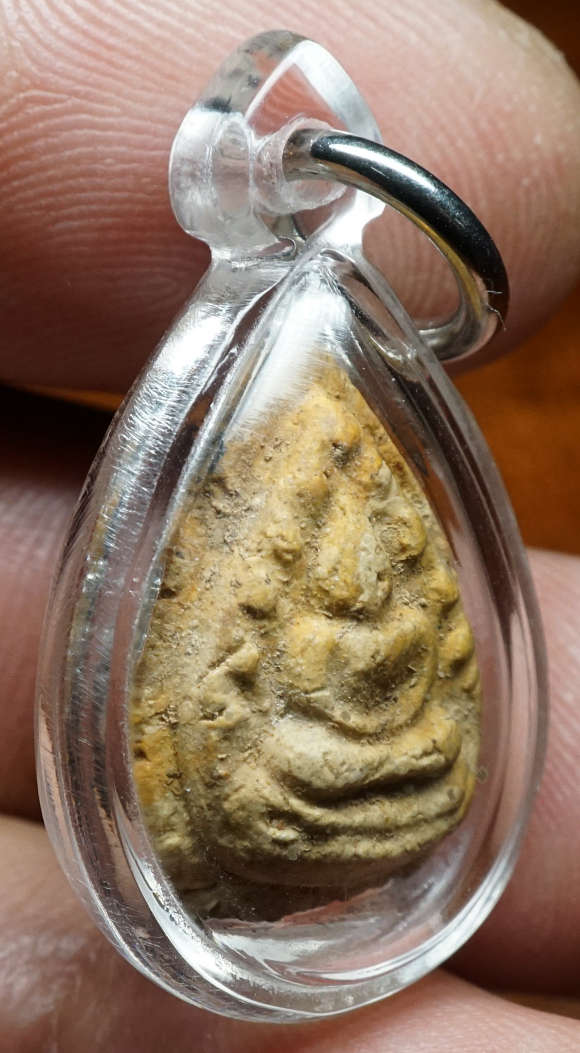 พระผงพิมพ์กลีบบัว พระครูใบฎีกาเกลี้ยง วัดสุทัศน์ กรุงเทพ ปี 247x - 248x เนื้อลายทูโทน ขาว-เหลือง