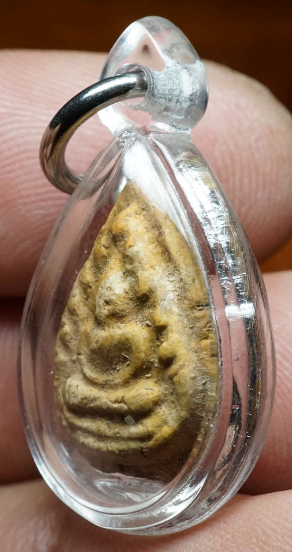 พระผงพิมพ์กลีบบัว พระครูใบฎีกาเกลี้ยง วัดสุทัศน์ กรุงเทพ ปี 247x - 248x เนื้อลายทูโทน ขาว-เหลือง