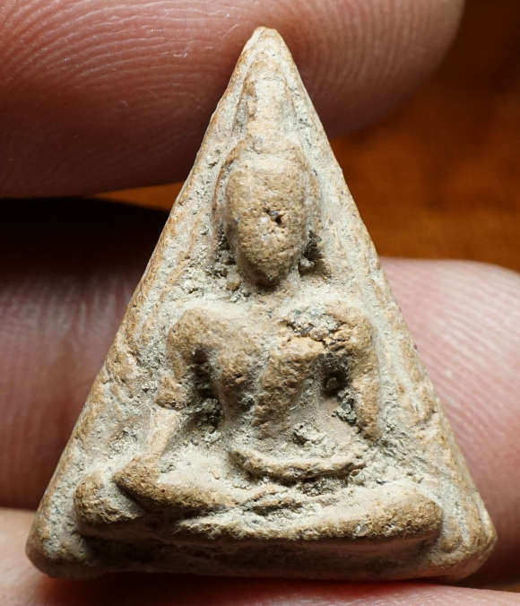 พระนางพญา เนื้อดิน หลวงปู่โต๊ะ วัดประดู่ฉิมพลี กรุงเทพ ปี2472 พิมพ์สังฆาฏิ (หายากสุดในชุดพระนางพญา)