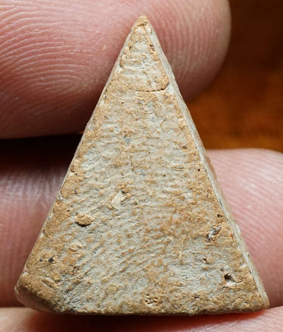 พระนางพญา เนื้อดิน หลวงปู่โต๊ะ วัดประดู่ฉิมพลี กรุงเทพ ปี2472 พิมพ์สังฆาฏิ (หายากสุดในชุดพระนางพญา)