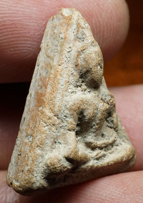 พระนางพญา เนื้อดิน หลวงปู่โต๊ะ วัดประดู่ฉิมพลี กรุงเทพ ปี2472 พิมพ์สังฆาฏิ (หายากสุดในชุดพระนางพญา)