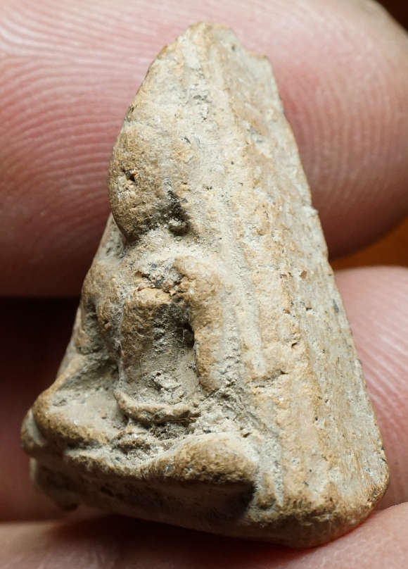 พระนางพญา เนื้อดิน หลวงปู่โต๊ะ วัดประดู่ฉิมพลี กรุงเทพ ปี2472 พิมพ์สังฆาฏิ (หายากสุดในชุดพระนางพญา)