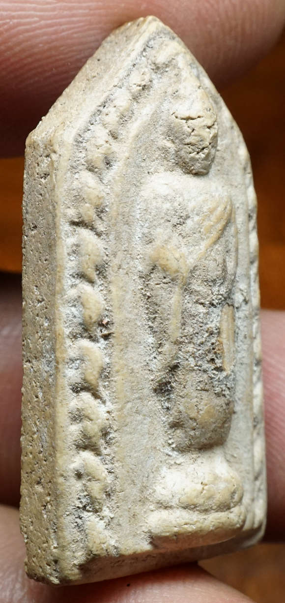 พระผงประจำวัน หลวงปู่ทิม วัดละหารไร่ พิมพ์ปางอุ้มบาตร (วันพุธกลางวัน) บรรจุกรุ ปี2517 พระผงประจำวัน หลวงปู่ทิม วัดละหารไร่ พิมพ์ปางอุ้มบาตร (วันพุธกลางวัน) บรรจุกรุ ปี2517